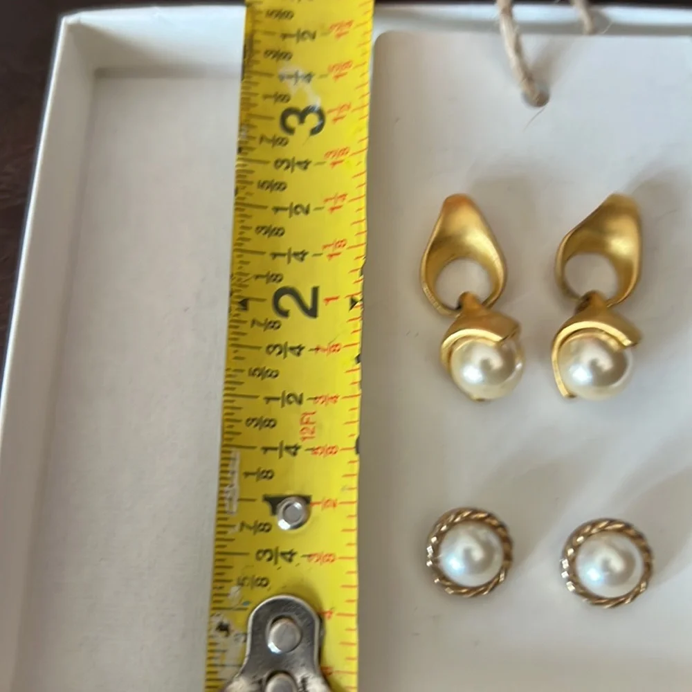 Pearl and gold colored 2 pair of earrings